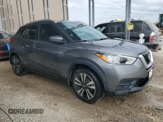 2019 Nissan Kicks SV z VIN 3N1CP5CU8KL495433, wystawiony jako Copart lot #53341965 z przebiegiem 95 697 mil mil oraz Czysty tytuł • Clean title. Historia ofert i sprzedaży dostępna na DreamBid. Obrazek 4.