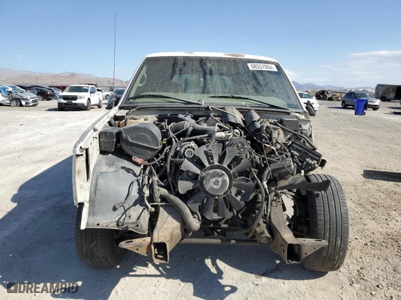 1998 GMC Suburban with VIN 1GKEC16R0WJ712847, listed as a Copart auction lot 68557804 with NaN miles and Salvage Title. Bid and sale history available at carsss.com. Image 5.