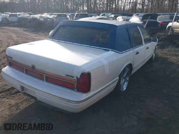 1996 Lincoln Town Car Signature z VIN 1LNLM82W4TY653935, wystawiony jako IAAI lot #41648479 z przebiegiem Nie podano mil oraz . Historia ofert i sprzedaży dostępna na DreamBid. Obrazek 4.