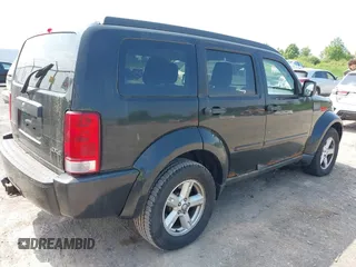 2008 Dodge Nitro SXT z VIN 1D8GU28K08W151127, wystawiony jako IAAI lot #42502070 z przebiegiem 145 972 mil mil oraz . Historia ofert i sprzedaży dostępna na DreamBid. Obrazek 4.