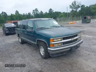 1996 Chevrolet Suburban z VIN 3GNEC16R9TG137633, wystawiony jako IAAI lot #42495496 z przebiegiem 256 177 mil mil oraz . Historia ofert i sprzedaży dostępna na DreamBid. Obrazek 1.