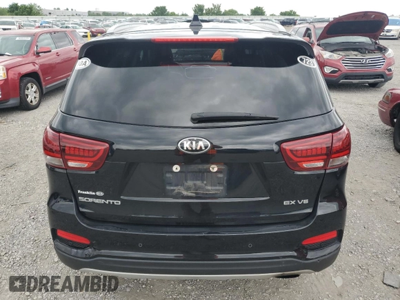 2019 Kia Sorento EX z VIN 5XYPHDA53KG457567, wystawiony jako Copart lot #57665945 z przebiegiem 150 392 mil mil oraz Czysty tytuł • Clean title. Historia ofert i sprzedaży dostępna na DreamBid. Obrazek 6.