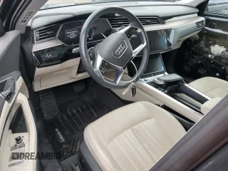 2022 Audi e-tron Premium Plus z VIN WA1LAAGE9NB010971, wystawiony jako Copart lot #51066514 z przebiegiem 26 885 mil mil oraz Szkoda całkowita • Salvage title. Historia ofert i sprzedaży dostępna na DreamBid. Obrazek 8.