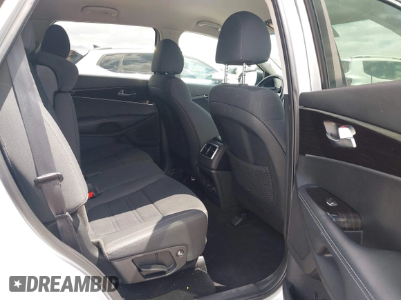 2020 Kia Sorento S z VIN 5XYPG4A55LG694372, wystawiony jako IAAI lot #42183383 z przebiegiem 57 980 mil mil oraz . Historia ofert i sprzedaży dostępna na DreamBid. Obrazek 8.