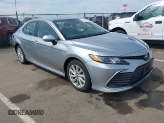2024 Toyota Camry LE z VIN 4T1C11AK7RU902016, wystawiony jako IAAI lot #41892396 z przebiegiem 95 655 mil mil oraz . Historia ofert i sprzedaży dostępna na DreamBid. Obrazek 1.