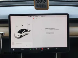 2020 Tesla Model 3 Long Range z VIN 5YJ3E1EB0LF636678, wystawiony jako IAAI lot #42575821 z przebiegiem 65 515 mil mil oraz . Historia ofert i sprzedaży dostępna na DreamBid. Obrazek 3.