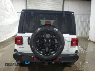 2023 Jeep Wrangler Sahara z VIN 1C4JJXP61PW696072, wystawiony jako Copart lot #57859545 z przebiegiem 42 136 mil mil oraz Czysty tytuł • Clean title. Historia ofert i sprzedaży dostępna na DreamBid. Obrazek 6.