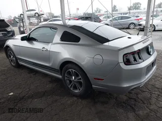 2014 Ford Mustang V6 z VIN 1ZVBP8AM3E5295137, wystawiony jako IAAI lot #42153393 z przebiegiem 154 878 mil mil oraz . Historia ofert i sprzedaży dostępna na DreamBid. Obrazek 3.