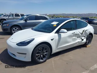 2021 Tesla Model 3 Long Range z VIN 5YJ3E1EB9MF006966, wystawiony jako IAAI lot #41976745 z przebiegiem 37 651 mil mil oraz . Historia ofert i sprzedaży dostępna na DreamBid. Obrazek 2.