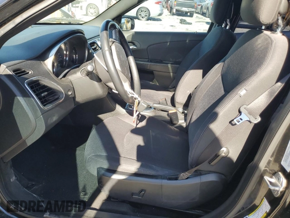 2012 Chrysler 200 Touring z VIN 1C3CCBBG0CN277060, wystawiony jako Copart lot #57295715 z przebiegiem 140 979 mil mil oraz Szkoda całkowita • Salvage title. Historia ofert i sprzedaży dostępna na DreamBid. Obrazek 7.
