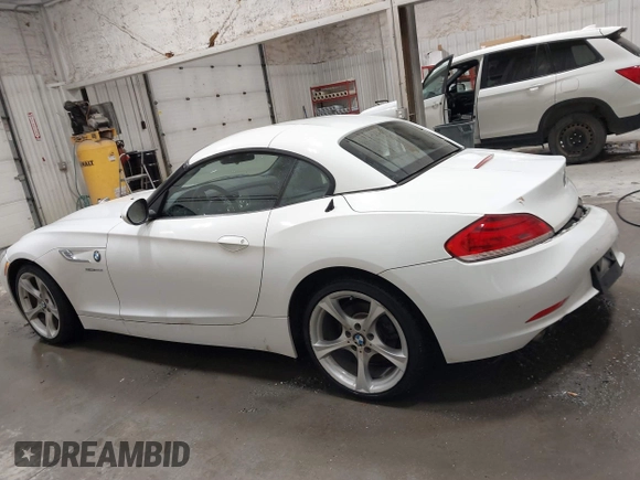 2015 BMW Z4 sDrive28i with VIN WBALL5C51FJ997681, listed as a IAAI auction lot 41323332 with 47,991 mi miles. Bid and sale history available at carsss.com. Image 14.