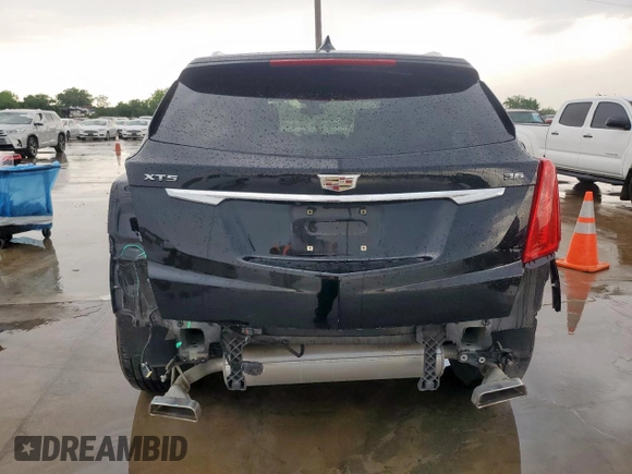 2017 Cadillac XT5 Luxury FWD z VIN 1GYKNBRS9HZ160664, wystawiony jako Copart lot #55856915 z przebiegiem 98 161 mil mil oraz Szkody całkowita. Historia ofert i sprzedaży dostępna na DreamBid. Obrazek 6.
