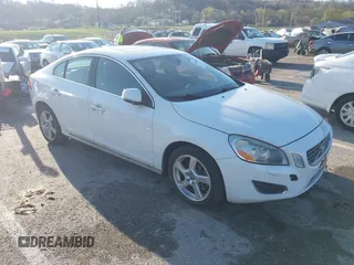 2013 Volvo S60 T5 Premier z VIN YV1612FS8D1232707, wystawiony jako IAAI lot #41916058 z przebiegiem Nie podano mil oraz . Historia ofert i sprzedaży dostępna na DreamBid. Obrazek 1.