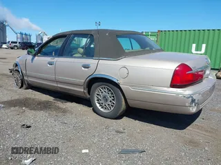 1998 Mercury Grand Marquis GS z VIN 2MEFM74W3WX668888, wystawiony jako IAAI lot #42042350 z przebiegiem 113 702 mil mil oraz . Historia ofert i sprzedaży dostępna na DreamBid. Obrazek 3.
