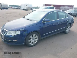 2006 Volkswagen Passat Value Edition z VIN WVWAK73C86P082430, wystawiony jako IAAI lot #39916234 z przebiegiem 169 431 mil mil oraz . Historia ofert i sprzedaży dostępna na DreamBid. Obrazek 2.