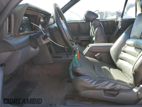 1989 Chrysler LeBaron z VIN 1C3XJ55J9KG275438, wystawiony jako Copart lot #73026764 z przebiegiem 118 347 mil mil oraz Tytuł czysty. Historia ofert i sprzedaży dostępna na DreamBid. Obrazek 7.