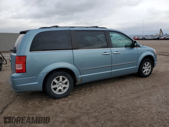 2010 Chrysler Town & Country Touring z VIN 2A4RR5D13AR404747, wystawiony jako Copart lot #57100735 z przebiegiem 220 550 mil mil oraz Szkoda całkowita • Salvage title. Historia ofert i sprzedaży dostępna na DreamBid. Obrazek 3.