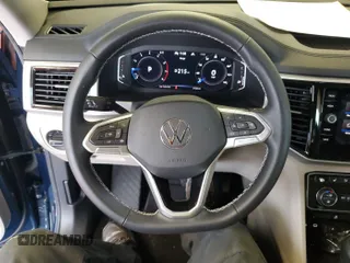 2023 Volkswagen Atlas SE z VIN 1V2HR2CA5PC527628, wystawiony jako IAAI lot #42569146 z przebiegiem 27 424 mil mil oraz . Historia ofert i sprzedaży dostępna na DreamBid. Obrazek 6.