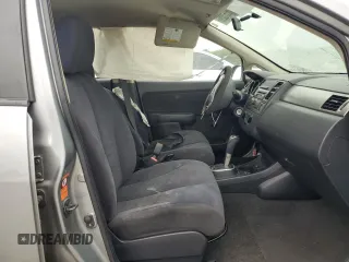 2008 Nissan Versa S z VIN 3N1BC13E28L407803, wystawiony jako Copart lot #53573295 z przebiegiem 107 049 mil mil oraz Szkody całkowita. Historia ofert i sprzedaży dostępna na DreamBid. Obrazek 7.