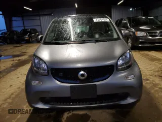 2019 Smart fortwo Pure z VIN WMEFJ9BA2KK396037, wystawiony jako Copart lot #83991904 z przebiegiem 32 137 mil mil oraz Szkody całkowita. Historia ofert i sprzedaży dostępna na DreamBid. Obrazek 5.
