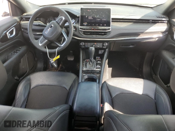 2024 Jeep Compass Latitude z VIN 3C4NJDBN9RT588189, wystawiony jako Copart lot #50189415 z przebiegiem 15 039 mil mil oraz Szkoda całkowita • Salvage title. Historia ofert i sprzedaży dostępna na DreamBid. Obrazek 8.