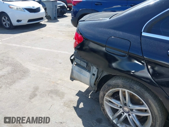 2013 Mercedes-Benz C 300 Sport z VIN WDDGF8AB1DR262578, wystawiony jako IAAI lot #41828966 z przebiegiem 176 190 mil mil oraz . Historia ofert i sprzedaży dostępna na DreamBid. Obrazek 20.
