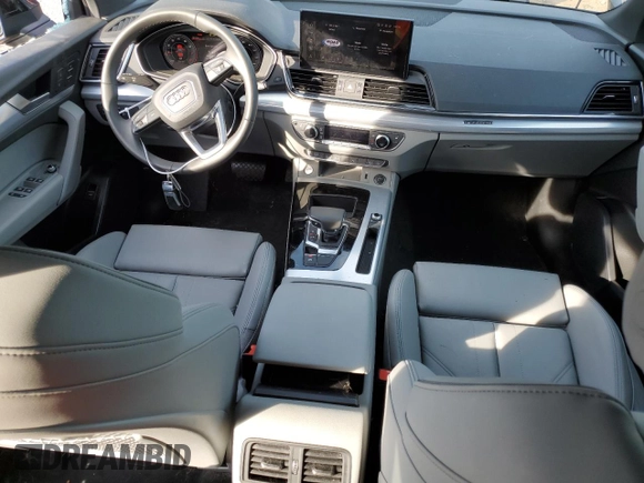 2024 Audi Q5 S line Premium z VIN WA1GAAFY6R2112201, wystawiony jako Copart lot #54532985 z przebiegiem 10 795 mil mil oraz Szkoda całkowita • Salvage title. Historia ofert i sprzedaży dostępna na DreamBid. Obrazek 8.