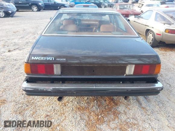 1982 Maserati Quattroporte z VIN ZAMBC1102CA301920, wystawiony jako IAAI lot #41297603 z przebiegiem 62 287 mil mil oraz . Historia ofert i sprzedaży dostępna na DreamBid. Obrazek 16.
