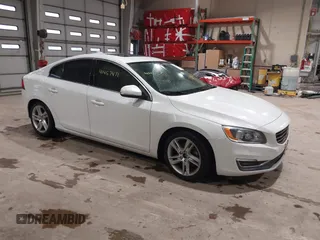 2015 Volvo S60 T5 Drive-E Premier z VIN YV126MFB4F1311693, wystawiony jako IAAI lot #41457471 z przebiegiem 146 042 mil mil oraz . Historia ofert i sprzedaży dostępna na DreamBid. Obrazek 1.