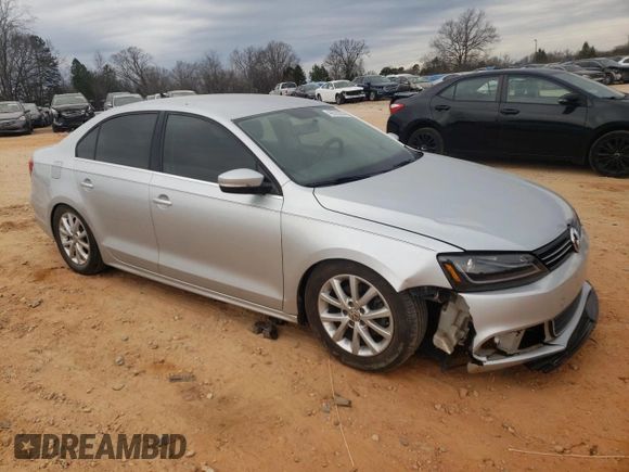 2014 Volkswagen Jetta SE z VIN 3VWD07AJ8EM238827, wystawiony jako Copart lot #43576355 z przebiegiem 87 159 mil mil oraz Szkoda całkowita • Salvage title. Historia ofert i sprzedaży dostępna na DreamBid. Obrazek 4.