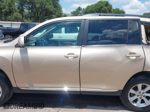 2011 Toyota Highlander z VIN 5TDBK3EH2BS042799, wystawiony jako IAAI lot #39900598 z przebiegiem 232 331 mil mil oraz . Historia ofert i sprzedaży dostępna na DreamBid. Obrazek 15.