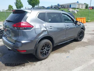 2017 Nissan Rogue SV z VIN 5N1AT2MV2HC820020, wystawiony jako IAAI lot #42071563 z przebiegiem 95 974 mil mil oraz . Historia ofert i sprzedaży dostępna na DreamBid. Obrazek 4.