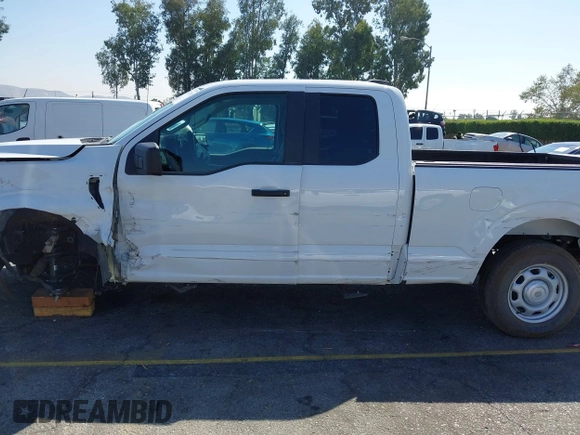 2022 Ford F-150 XL z VIN 1FTEX1CP3NKF26053, wystawiony jako IAAI lot #40372191 z przebiegiem Nie podano mil oraz . Historia ofert i sprzedaży dostępna na DreamBid. Obrazek 13.
