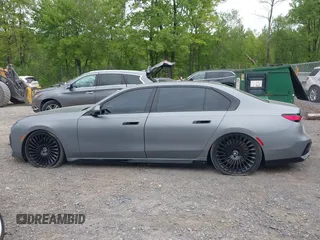 2023 BMW 7 Series 760i xDrive z VIN WBA33EJ04PCM74863, wystawiony jako IAAI lot #42298285 z przebiegiem 22 801 mil mil oraz . Historia ofert i sprzedaży dostępna na DreamBid. Obrazek 14.