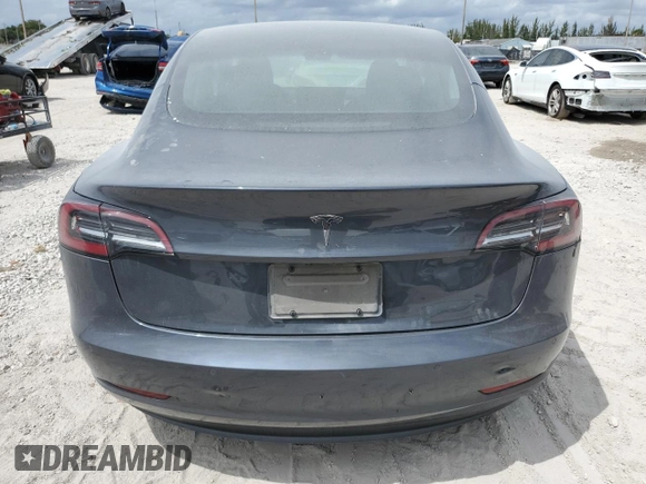 2019 Tesla Model 3 Mid Range z VIN 5YJ3E1EA4KF434741, wystawiony jako Copart lot #53857935 z przebiegiem Nie podano mil oraz Szkody całkowita. Historia ofert i sprzedaży dostępna na DreamBid. Obrazek 6.