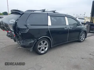 2013 Toyota Sienna SE z VIN 5TDXK3DC3DS405075, wystawiony jako IAAI lot #42127766 z przebiegiem 74 110 mil mil oraz . Historia ofert i sprzedaży dostępna na DreamBid. Obrazek 4.