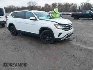 2022 Volkswagen Atlas 3.6L V6 SE w/Technology with VIN 1V2KR2CA1NC555087, listed as a IAAI auction lot 40921013 with 62,834 mi miles. Bid and sale history available at carsss.com. Image 1.