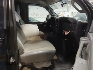 2019 GMC Savana Cargo z VIN 1GTW7AFG3K1152819, wystawiony jako IAAI lot #40154108 z przebiegiem 137 931 mil mil oraz . Historia ofert i sprzedaży dostępna na DreamBid. Obrazek 5.
