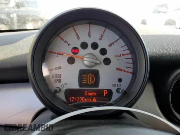 2011 MINI Hardtop z VIN WMWSU3C5XBT093162, wystawiony jako Copart lot #54871315 z przebiegiem 171 220 mil mil oraz Szkody całkowita. Historia ofert i sprzedaży dostępna na DreamBid. Obrazek 9.