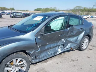 2012 Mazda 3 i Touring z VIN JM1BL1V73C1695634, wystawiony jako IAAI lot #42223477 z przebiegiem 138 302 mil mil oraz . Historia ofert i sprzedaży dostępna na DreamBid. Obrazek 6.