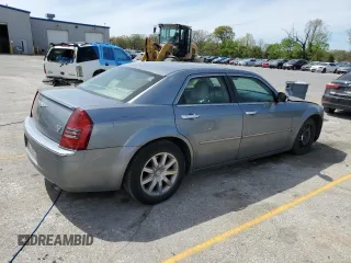 2007 Chrysler 300 C z VIN 2C3KA63H57H725971, wystawiony jako Copart lot #51793044 z przebiegiem 137 825 mil mil oraz Szkoda całkowita • Salvage title. Historia ofert i sprzedaży dostępna na DreamBid. Obrazek 3.