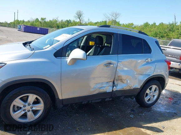 2020 Chevrolet Trax LT with VIN KL7CJLSBXLB039596, listed as a IAAI auction lot 41986195 with 25,538 mi miles and . Bid and sale history available at DreamBid. Image 14.