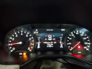 2023 Jeep Compass Latitude z VIN 3C4NJDBN0PT553621, wystawiony jako Copart lot #61347185 z przebiegiem 51 588 mil mil oraz Czysty tytuł • Clean title. Historia ofert i sprzedaży dostępna na DreamBid. Obrazek 9.