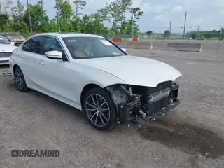 2021 BMW 3 Series 330i z VIN 3MW5R1J06M8B53040, wystawiony jako IAAI lot #42452102 z przebiegiem 27 051 mil mil oraz . Historia ofert i sprzedaży dostępna na DreamBid. Obrazek 1.