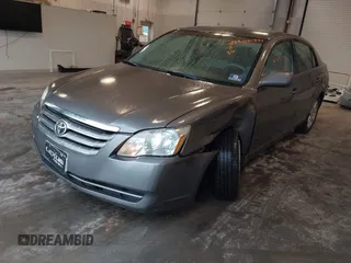 2007 Toyota Avalon XL z VIN 4T1BK36B17U193545, wystawiony jako IAAI lot #42202391 z przebiegiem 98 388 mil mil oraz . Historia ofert i sprzedaży dostępna na DreamBid. Obrazek 2.