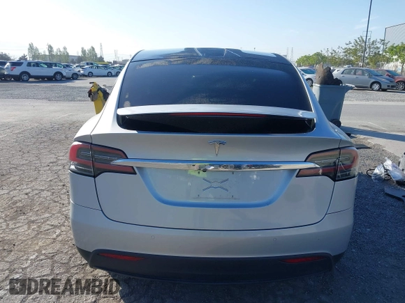 2017 Tesla Model X 90D z VIN 5YJXCAE25HF077689, wystawiony jako IAAI lot #42138029 z przebiegiem 71 574 mil mil oraz . Historia ofert i sprzedaży dostępna na DreamBid. Obrazek 17.