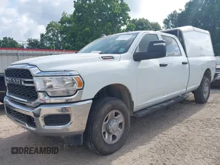 2024 Ram 2500 Tradesman z VIN 3C6UR5HJ2RG234917, wystawiony jako IAAI lot #42247031 z przebiegiem 26 718 mil mil oraz . Historia ofert i sprzedaży dostępna na DreamBid. Obrazek 17.