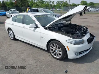 2013 BMW 5 Series 528i xDrive z VIN WBAXH5C54DD107317, wystawiony jako IAAI lot #42244446 z przebiegiem 47 858 mil mil oraz . Historia ofert i sprzedaży dostępna na DreamBid. Obrazek 1.