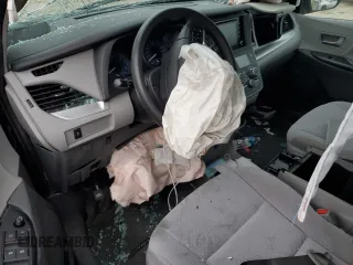 2020 Toyota Sienna LE z VIN 5TDJZ3DC2LS246596, wystawiony jako Copart lot #82495544 z przebiegiem Nie podano mil oraz Szkoda całkowita • Salvage title. Historia ofert i sprzedaży dostępna na DreamBid. Obrazek 8.