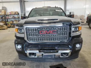 2019 GMC Sierra 2500HD Denali with VIN 1GT12SEYXKF189894, listed as a Copart auction lot 81672094 with 224,685 mi miles and Salvage Title. Bid and sale history available at carsss.com. Image 5.